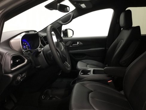 New 2025 Chrysler Pacifica Select image 4