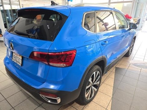 Certified 2024 Volkswagen Taos SE image 8