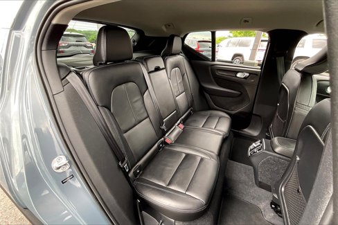 Used 2022 Volvo XC40 T5 Momentum image 22