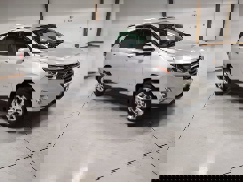 Used 2019 Chevrolet Equinox LT image 2