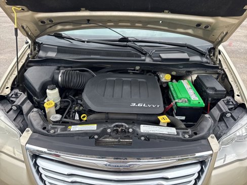 Used 2011 Chrysler Town & Country Touring-L image 13