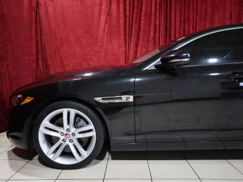 Used 2017 Jaguar XE Premium image 5