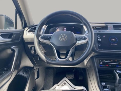 Used 2024 Volkswagen Tiguan SE image 17