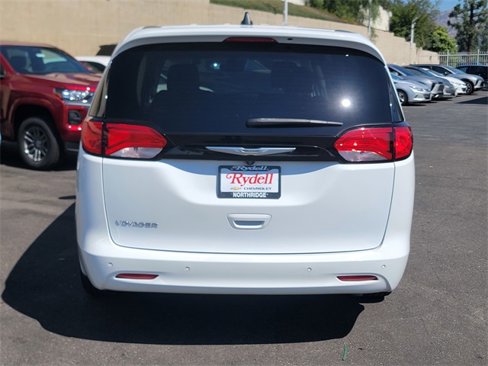 Used 2022 Chrysler Voyager LX image 7