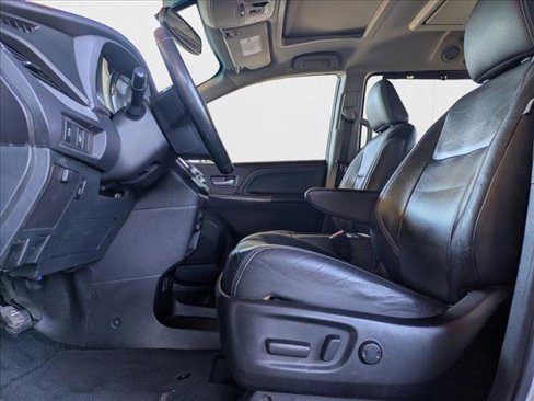 Used 2015 Toyota Sienna SE Premium image 16