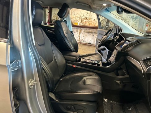 Used 2020 Ford Edge Titanium image 32
