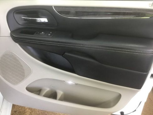 Used 2014 Chrysler Town & Country Touring image 7