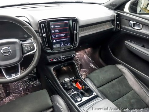 Used 2020 Volvo XC40 T4 R-Design image 17