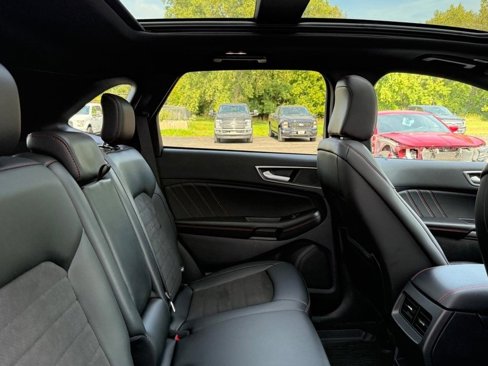Certified 2022 Ford Edge ST-Line w/ Cold Weather Package image 8