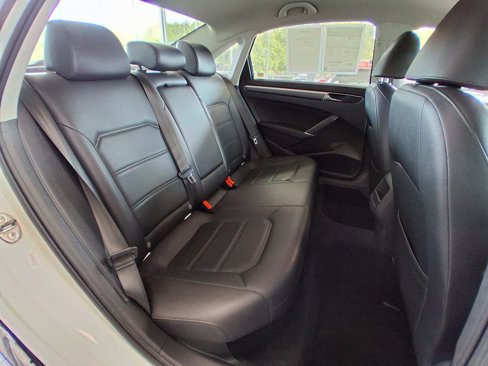 Used 2017 Volkswagen Passat 1.8T R-Line image 21