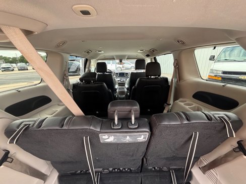 Used 2018 Chrysler Pacifica Touring-L image 7