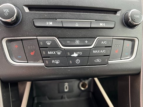 Used 2018 Ford Fusion SE w/ Fusion SE Technology Package image 15