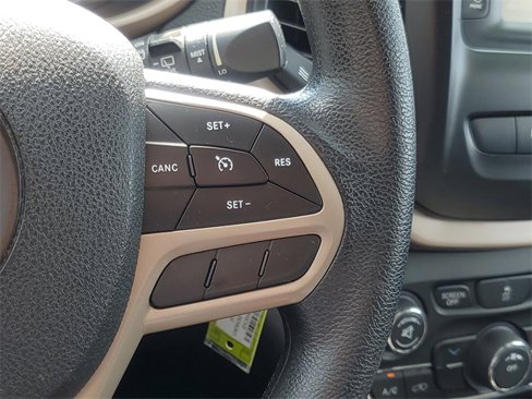 Used 2018 Jeep Cherokee Latitude w/ Safety Group image 19