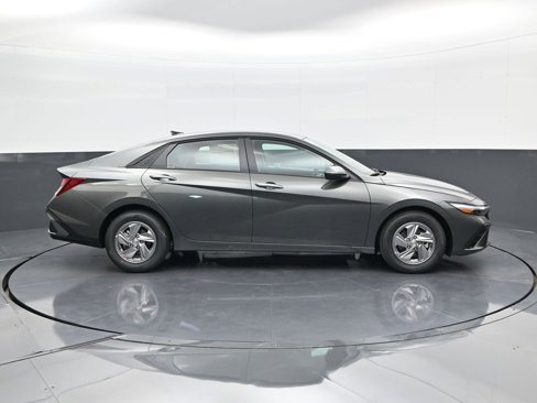 New 2025 Hyundai Elantra SE image 4