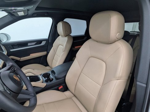 Used 2025 Porsche Cayenne image 5
