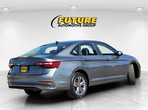 Used 2024 Volkswagen Jetta SE image 4