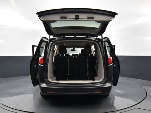 Used 2022 Chrysler Voyager LX image 33