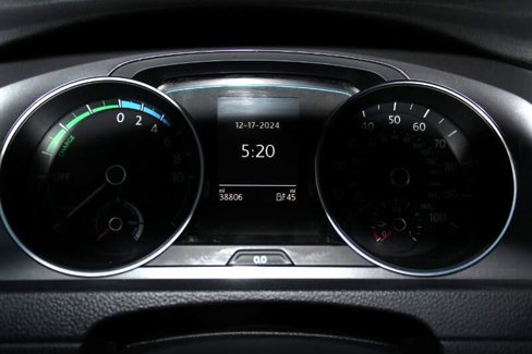 Used 2016 Volkswagen e-Golf SE image 21