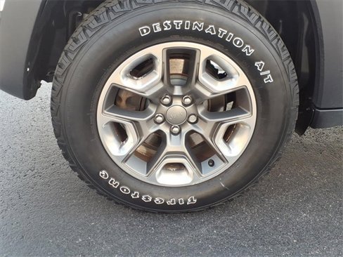 Used 2019 Jeep Cherokee Trailhawk image 12