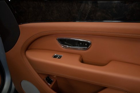 Used 2023 Bentley Bentayga Plug-In Hybrid image 52