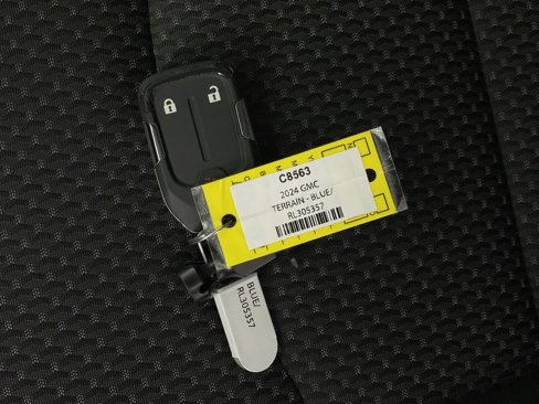 Used 2024 GMC Terrain SLE image 33