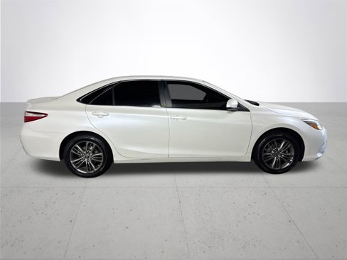 Used 2017 Toyota Camry SE image 5