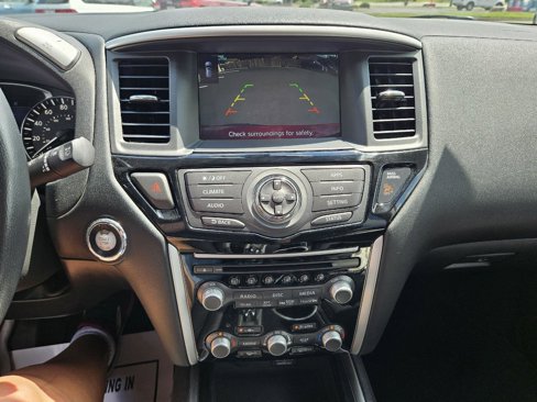 Used 2019 Nissan Pathfinder SV image 11