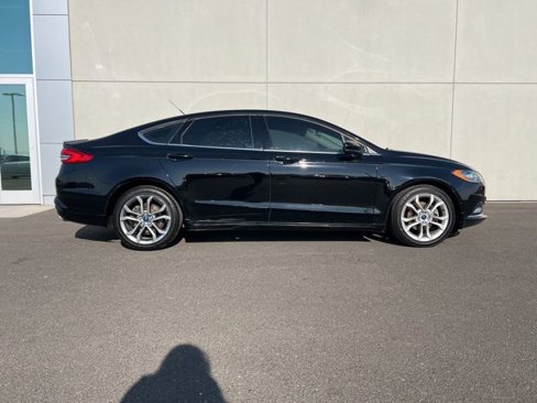 Used 2017 Ford Fusion SE w/ Equipment Group 201A image 2