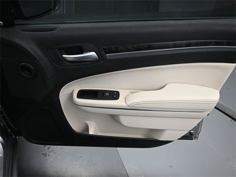 Used 2016 Chrysler 300 C image 34