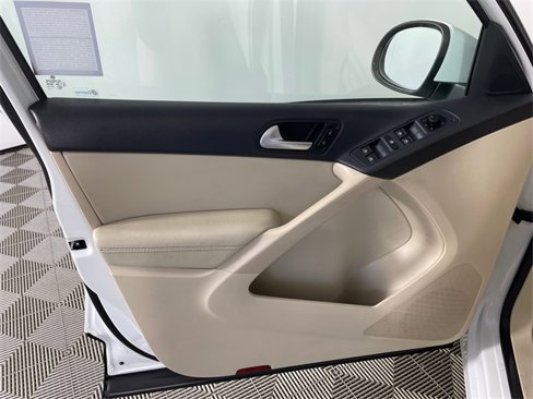 Used 2016 Volkswagen Tiguan S image 16