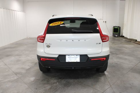 Used 2024 Volvo XC40 B5 Plus w/ Climate Package image 8