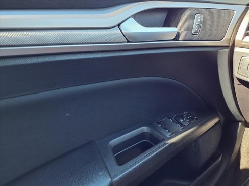 Used 2020 Ford Fusion SE image 18