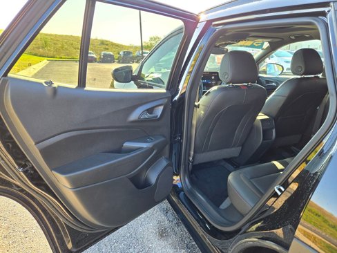 Used 2025 Chevrolet Trax RS w/ Sunroof Package image 24
