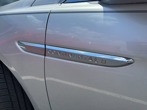 Used 2017 Lincoln Continental Select image 7