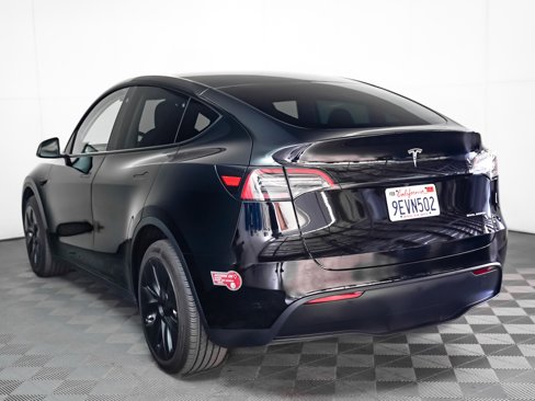 Used 2023 Tesla Model Y AWD image 2