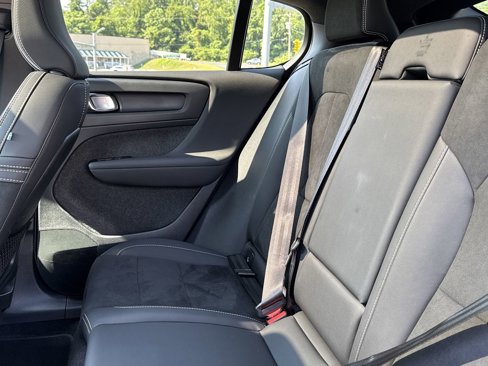 Certified 2022 Volvo C40 P8 Recharge Ultimate image 32