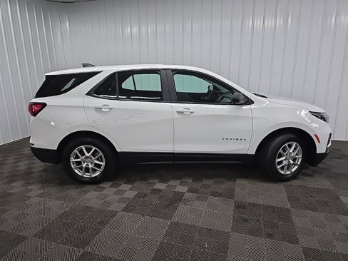 Used 2022 Chevrolet Equinox LS image 2