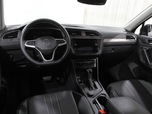 Used 2023 Volkswagen Tiguan SE w/ Panoramic Sunroof Package image 6