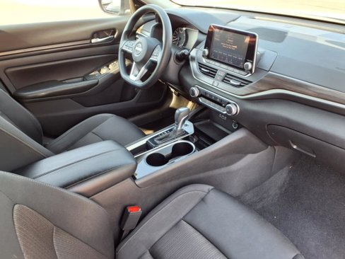 Used 2024 Nissan Altima 2.5 SV image 12