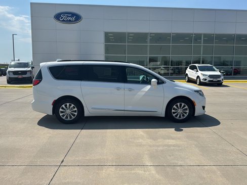 Used 2017 Chrysler Pacifica Touring-L image 2