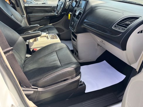 Used 2016 Chrysler Town & Country Touring image 19