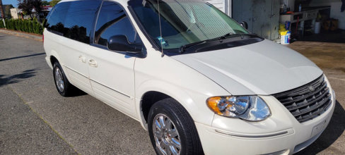 Used 2006 Chrysler Town & Country Limited image 2
