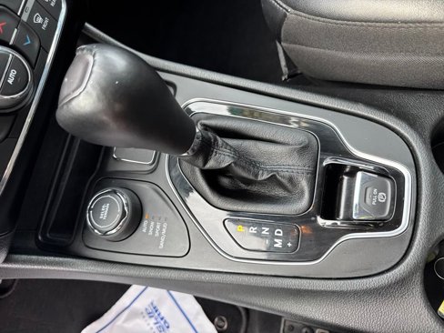 Used 2023 Jeep Cherokee Altitude Lux image 23