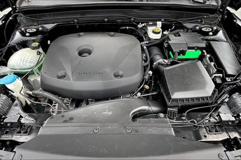 Used 2022 Volvo XC40 T5 Momentum image 26