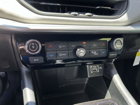 Used 2024 Jeep Compass Limited image 17