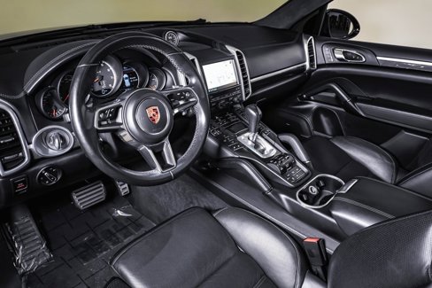 Used 2016 Porsche Cayenne Turbo S image 4
