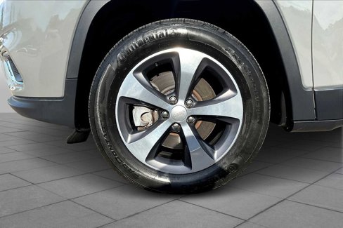 Used 2020 Jeep Cherokee Limited image 10