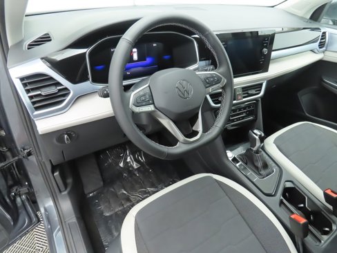 Certified 2025 Volkswagen Taos SE image 10