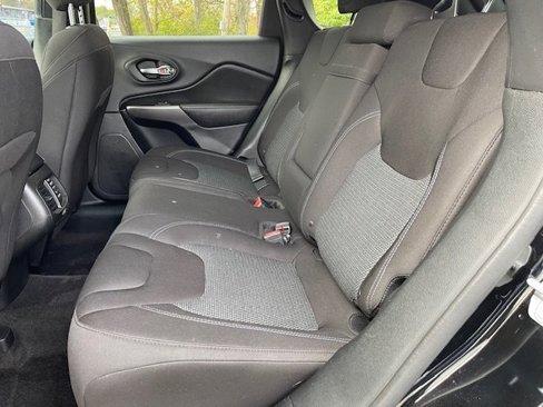 Used 2019 Jeep Cherokee Latitude w/ Popular Appearance Group image 12
