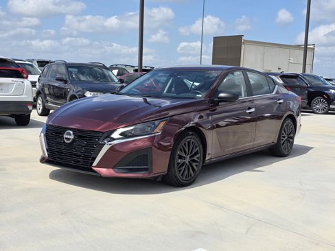 Used 2024 Nissan Altima 2.5 SV image 2